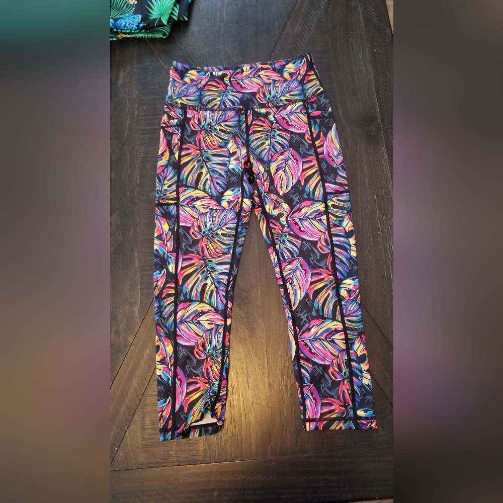 Constantly Varied Gear Multicolor Leaf Print Capri Length